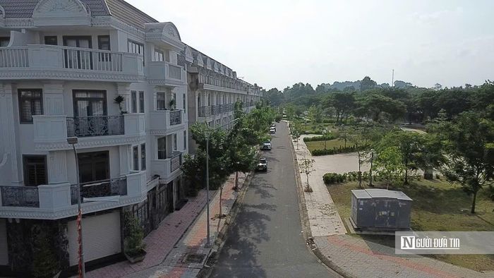 Những căn nhà phố nằm im lìm giữa KDC Bửu Long, ngay trên trục đường chính dẫn vào Khu dân cư với các dịch vụ thương mại, nhà ở cao cấp và tái định cư tại phường Trấn Biên, nhiều căn nhà phố đã hoàn thiện mặt ngoài nhưng cửa đóng then cài, gần như không có người sinh sống.