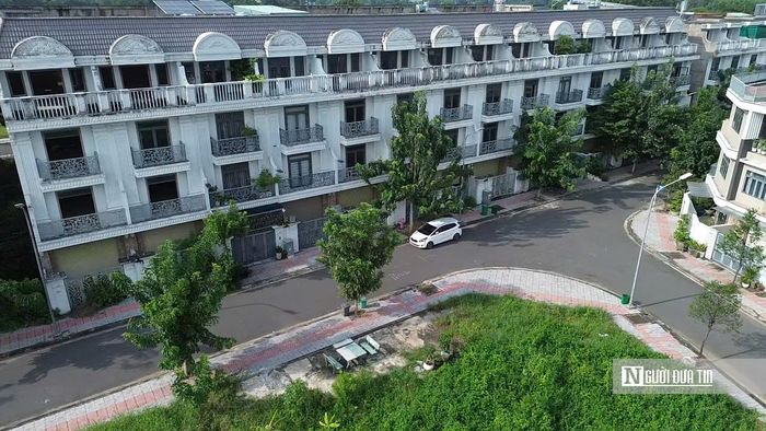 Cửa cổng nhiều căn nhà luôn trong tình trạng đóng kín. Không có phương tiện, vật dụng sinh hoạt hay dấu hiệu thường xuyên có người ra vào.