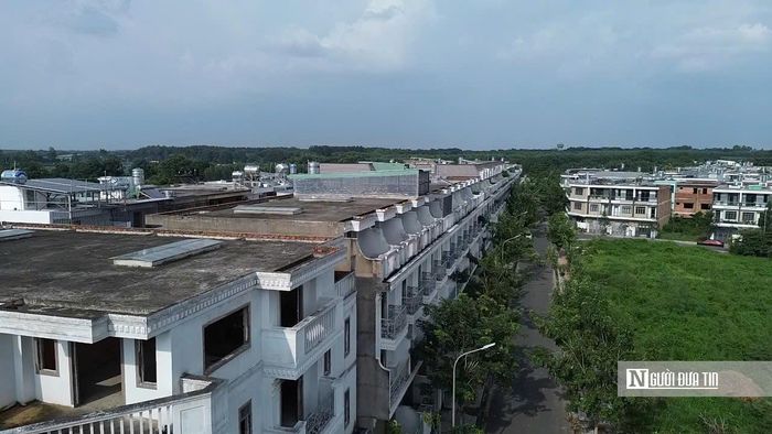 Trao đổi với Người Đưa Tin, ông Tín, một người dân có nhà tại KDC Bửu Long, cho biết khu vực này hiện phần lớn các hộ đã được cấp giấy chứng nhận quyền sử dụng đất. Như nhà tôi, đầu năm nay mới được cấp sổ; còn một số hộ có sổ từ năm ngoái, những trường hợp còn lại cũng được cấp vào đầu năm nay. Theo ông Tín, nhiều người nhà nhưng chưa có nhu cầu ở nên để trống trong thời gian dài. “Nhà bỏ không nhiều, không có người ở thường xuyên nên cỏ mọc um tùm, khu vực nhìn khá vắng vẻ”, ông Tín nói.