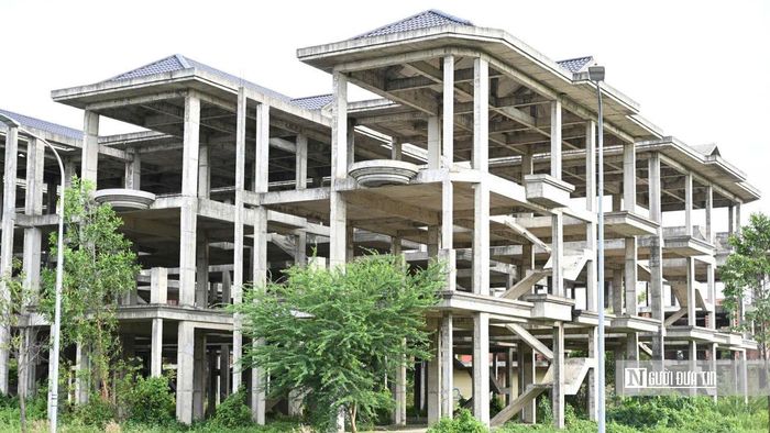 Không chỉ những căn nhà hoàn thiện bị bỏ không, tại dự án còn xuất hiện những căn mới xây dựng đến phần thô rồi dừng lại. Công trình được quây tôn kín, bên trong không ghi nhận hoạt động xây dựng.