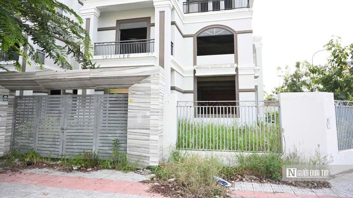 Một số căn nhà đã hoàn thiện phần mặt ngoài nhưng chưa được đưa vào sử dụng. Cổng khóa, khu vực phía trước không được chăm sóc khiến công trình nhanh chóng xuống cấp cảnh quan.