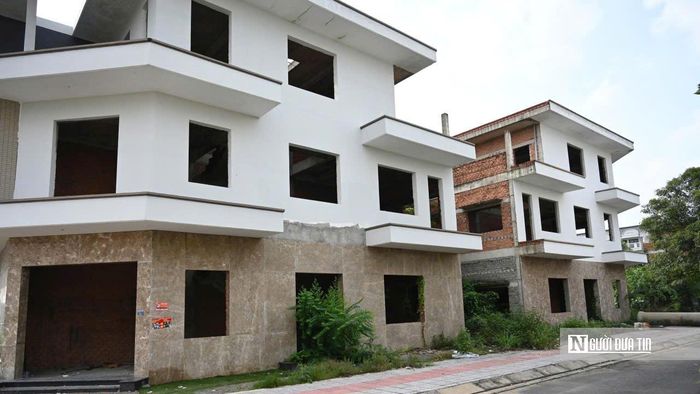 Dù số lượng nhà đã xây dựng khá lớn, cư dân hiện hữu tại nhiều khu vực chỉ lác đác vài hộ. Những dãy nhà kéo dài nhưng khoảng cách giữa các hộ dân sinh sống khá lớn.