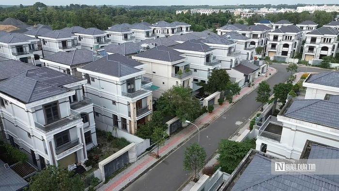 Mặc dù nhiều căn biệt thự, nhà phố được xây dựng cao cấp, rộng rãi và đẹp, tuy nhiên dân cư nhiều khu vực chỉ lác đác vài hộ dân đến ở. Trong đó, có khu nhà đã xây dựng xong phần thô nhưng quây tôn bên ngoài, không thấy bóng dáng hoạt động xây dựng tại đây.