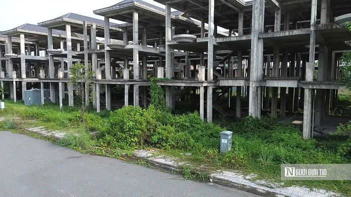 Khu dân cư có tổng diện tích khoảng 49,63ha, vốn đầu tư hơn 834 tỷ đồng, quy mô dân số dự kiến khoảng 7.300-7.500 người. Thực tế ghi nhận cho thấy nhiều khu vực vẫn thưa thớt cư dân, xen kẽ nhà bỏ không, công trình dở dang và đất trống.