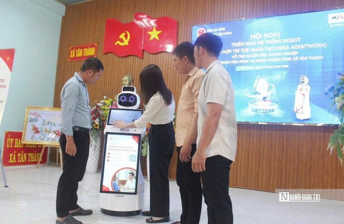 Robot AI vào sử dụng tại Trung tâm Phục vụ hành chính công xã Tân Thành.