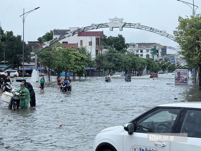 Đặc biệt, trên tuyến đường Hồ Tùng Mậu, tình trạng ngập sâu đã khiến hàng loạt phương tiện bị chết máy, người dân phải lội giữa dòng nước, vô cùng vất vả tìm cách xoay sở để di chuyển.
