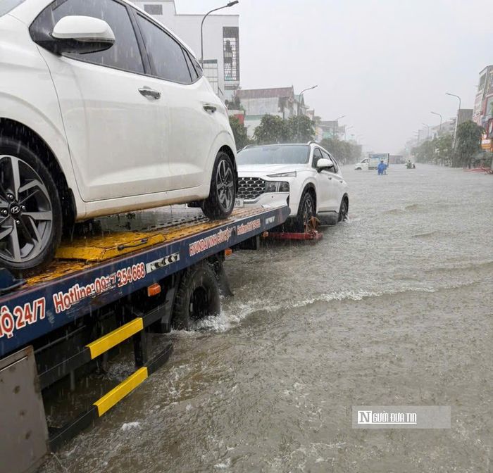 Hàng loạt ô tô chết máy, tài xế phải bất lực gọi cứu hộ.