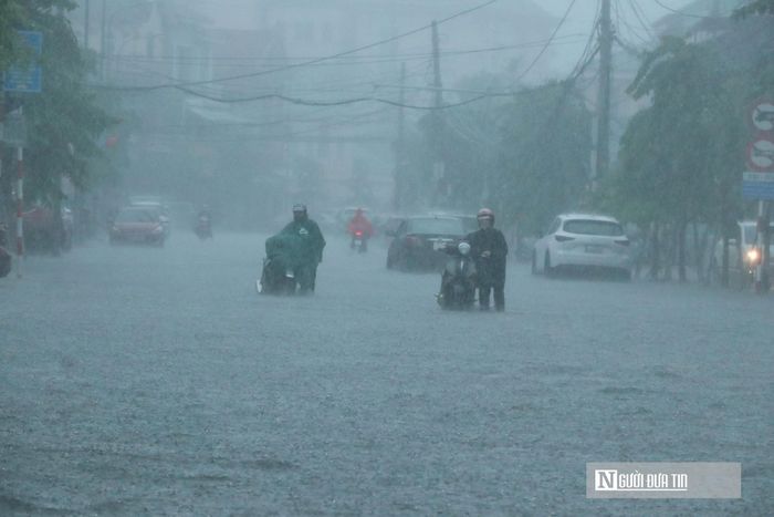 Theo dự báo của Trung tâm Dự báo khí tượng thủy văn quốc gia, ngày 19/9, trọng tâm mưa lớn trên cả nước tập trung từ Nghệ An đến Huế. Khu vực này được dự báo có mưa vừa, mưa to và dông với lượng mưa phổ biến 30-60mm, cục bộ có nơi mưa rất to trên 80mm. Một số nơi có khả năng xuất hiện mưa cường độ lớn trên 80mm trong vòng 3 giờ.