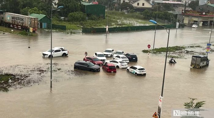 Mưa lớn khiến việc đi lại trong khu vực đường 72m qua phường Vinh Phú gặp nhiều khó khăn. Nhiều phương tiện phải dừng lại chờ nước rút, trong khi một số người phải tìm tuyến đường khác để di chuyển.