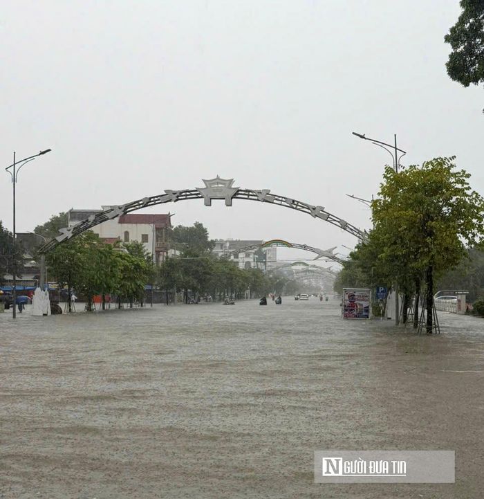 Bị bủa vây trong biển nước, các phương tiện tham gia giao thông đối mặt với muôn vàn khó khăn.