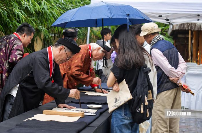 Không gian cho chữ tại Văn Miếu - Quốc Tử Giám thu hút những người trẻ