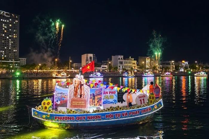 Mặt sông Hà Thanh trở thành sân khấu chính của đêm hội.