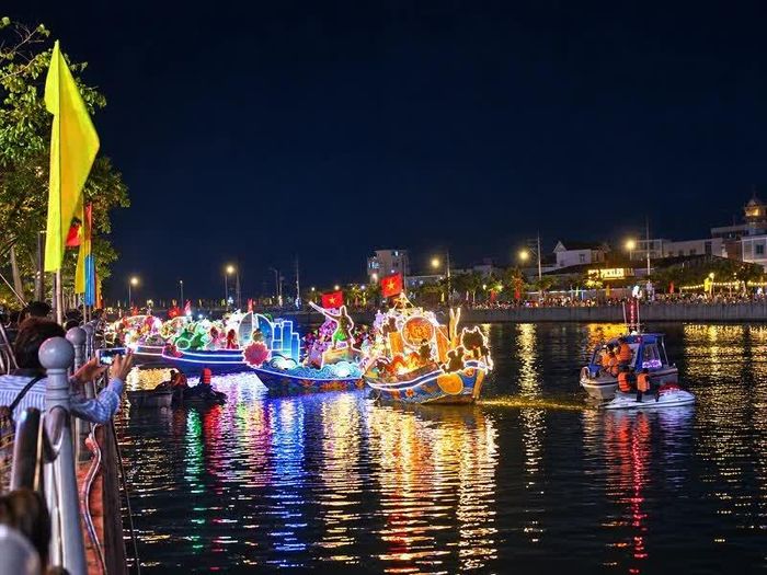 Tâm điểm của đêm khai mạc là hội thi “Thuyền hoa Hà Thanh” với 26 đội tham gia.