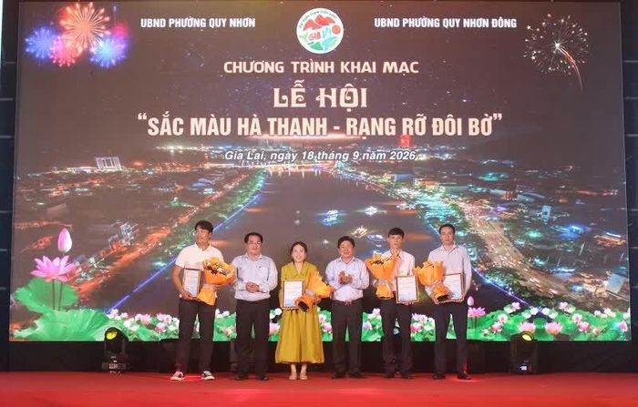 Ông Nguyễn Đức Toàn – Chủ tịch UBND phường Quy Nhơn (phải) và ông Trần Việt Quang - Chủ tịch UBND phường Quy Nhơn Đông tri ân các nhà tài trợ lễ hội.