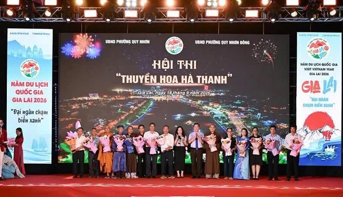 Lãnh đạo phường Quy Nhơn cảm ơn các đơn vị, tổ chức đã tham gia hội thi “Thuyền hoa Hà Thanh”.