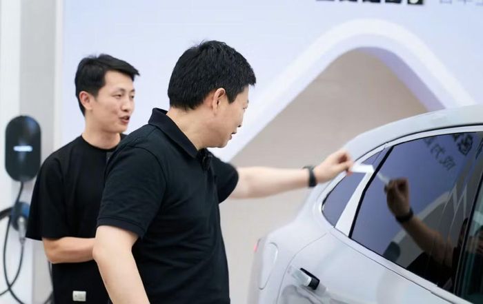 Dư Thừa Đông gây bất ngờ khi chuyển từ smartphone qua liên kết sản xuất xe điện. Ảnh: Sina.
