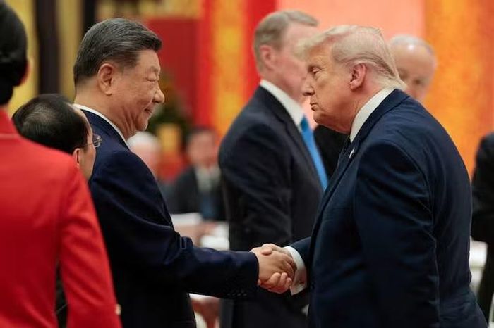 Chủ tịch Trung Quốc Tập Cận Bình và Tổng thống Mỹ Donald Trump bắt tay tại một buổi tiệc chiêu đãi cấp nhà nước ở Đại lễ đường Nhân dân tại Bắc Kinh, Trung Quốc, ngày 14/5. Ảnh: Reuters.