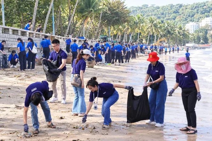  Sau Lễ phát động các đại biểu đã cùng nhau thu gom rác thải bảo vệ môi trường 