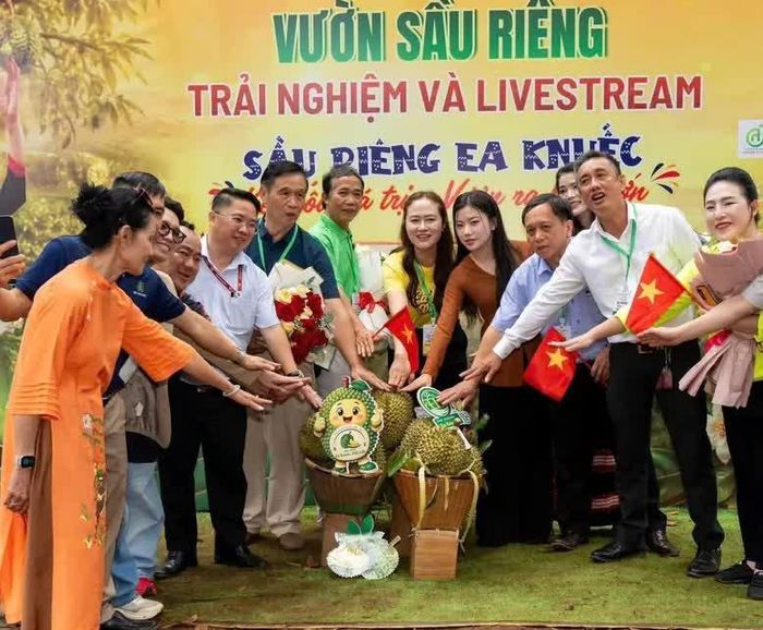 Bà Ngô Thị Minh Trinh, Bí thư Đảng ủy, Chủ tịch HĐND xã Ea Knuếc (áo vàng, đững giữa) - Ảnh: EK