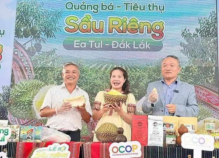 Ông Nguyễn Xuân Diện, Bí thư Đảng ủy, Chủ tịch HĐND xã Ea Tul (bên phải) - Ảnh: ET