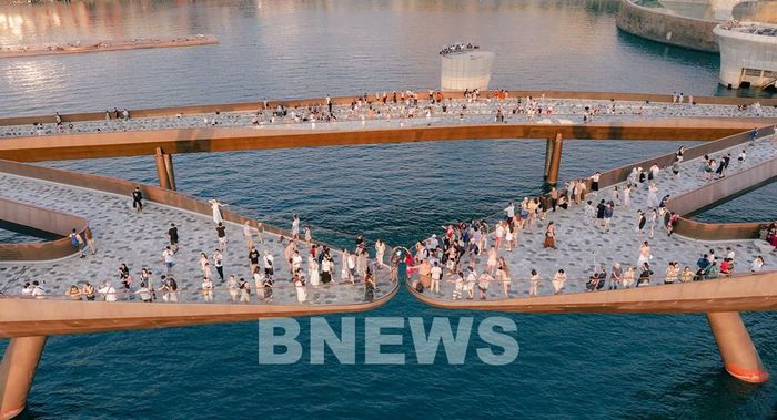 Du khách tham quan, trải nghiệm Cầu Hôn (Kiss Bridge) tại đảo Ngọc Phú Quốc (An Giang). Ảnh: Lê Huy Hải-TTXVN