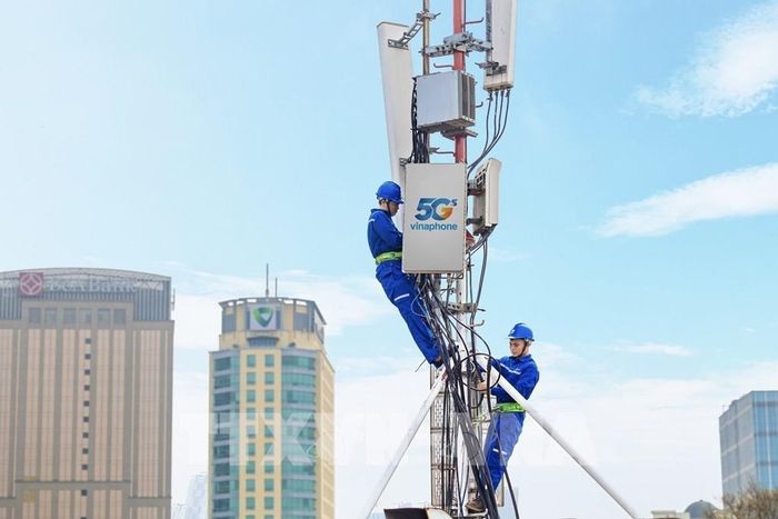 Sau khi được cấp phép, Tập đoàn VNPT triển khai lắp đặt hạ tầng và trạm thu phát sóng VinaPhone 5G trên toàn quốc. Ảnh tư liệu: Minh Quyết - TTXVN