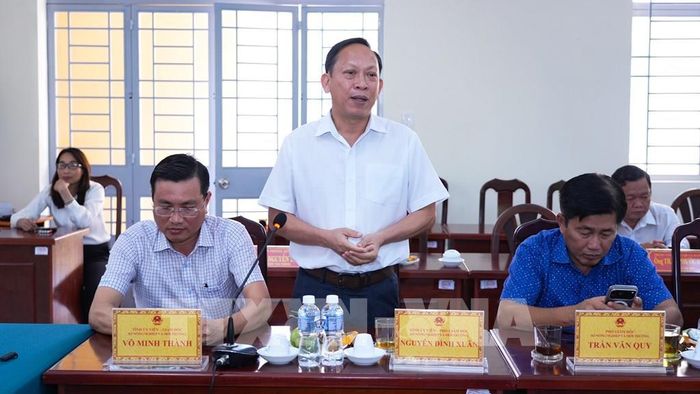 Ông Nguyễn Đình Xuân, Đại biểu Quốc hội, Phó Giám đốc Sở Nông nghiệp và Môi trường tỉnh Tây Ninh trao đổi về những khó khăn, vướng mắc trong quá trình quản lý, sử dụng đất đai tại địa phương. Ảnh: Minh Phú - TTXVN
