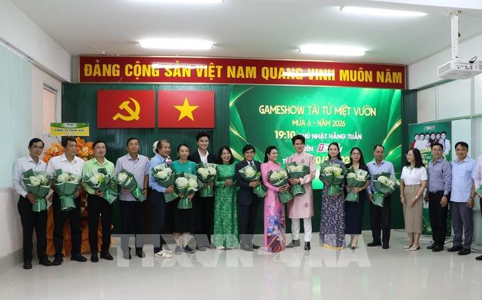 Đại diện các nhà tài trợ, nghệ sĩ tham dự chương trình chụp ảnh lưu niệm cùng Ban tổ chức chương trình. Ảnh: Hồng Thái - TTXVN
