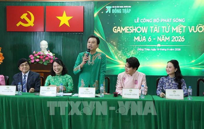 Nghệ sĩ nhân dân Hữu Quốc, đạo diễn – cố vấn nghệ thuật chương trình, phát biểu. Ảnh: Hồng Thái - TTXVN