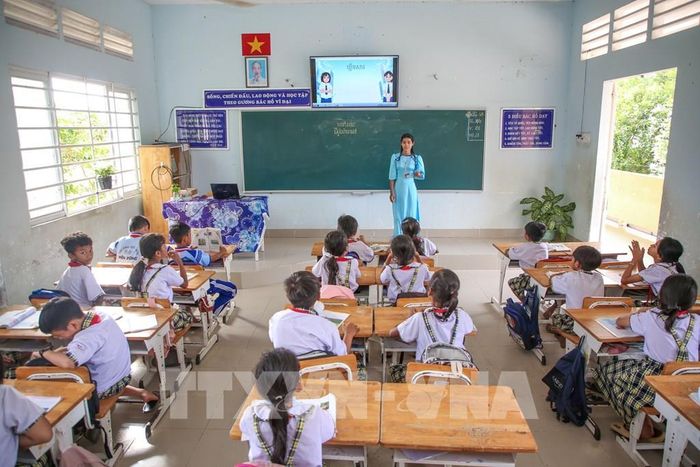 Giáo viên Trường Tiểu học Hòa Đông chủ động ứng dụng công nghệ thông tin, đổi mới phương pháp dạy học phù hợp với học sinh vùng biên giới. Ảnh: Giang Phương - TTXVN