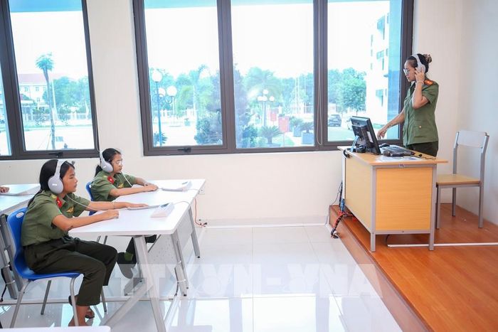 Phòng học tiếng Anh tại Trường Văn hóa Công an nhân dân IV Tây Ninh được trang bị hệ thống nghe nhìn trực quan, hỗ trợ học sinh nâng cao hiệu quả học tập. Ảnh: Giang Phương - TTXVN