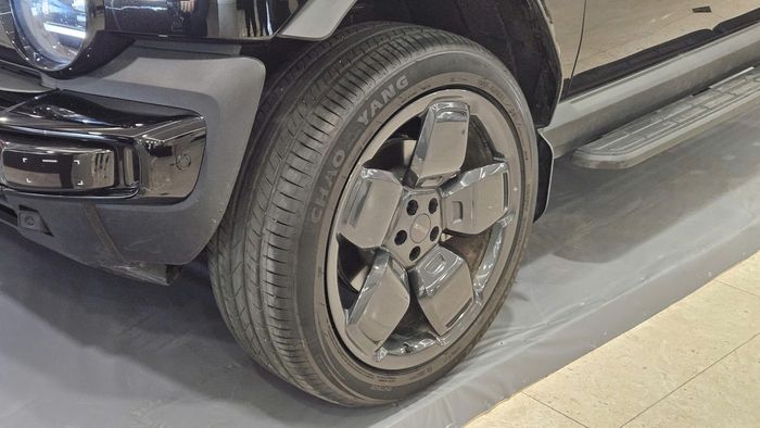 Về trang bị an toàn, iCaur V23 có hệ thống giám sát áp suất lốp, cân bằng điện tử, hỗ trợ lực phanh điện tử, chống bó cứng phanh ABS và phân phối lực phanh điện tử EBD. Xe cũng có cảnh báo dây an toàn hàng ghế trước, hỗ trợ khởi hành ngang dốc, radar phía trước và phía sau, camera nhận diện cùng camera trước và phía sau. Hai phiên bản có lần lượt 5 và 6 chế độ lái, bao gồm các chế độ Comfort, Economy, Sport, Slippery Road, cùng chế độ off-road trên bản 4WD và khả năng cá nhân hóa.
