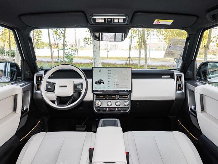 Tuy là mẫu xe địa hình nhưng thiết kế xe sang trọng, thời thượng không thua kém các mẫu xe SUV hãng sang hiện bán trên thị trường. Cả hai phiên bản của iCaur V23 được trang bị màn hình trung tâm 15,4 inch, hệ thống dẫn đường vệ tinh và nền tảng xử lý Qualcomm Snapdragon 8155. Hệ thống âm thanh gồm 7 loa, hỗ trợ Bluetooth, USB. 