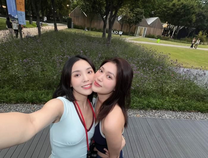 Kỳ Duyên và Đoàn Thiên Ân "má kề má" vô cùng thân mật.