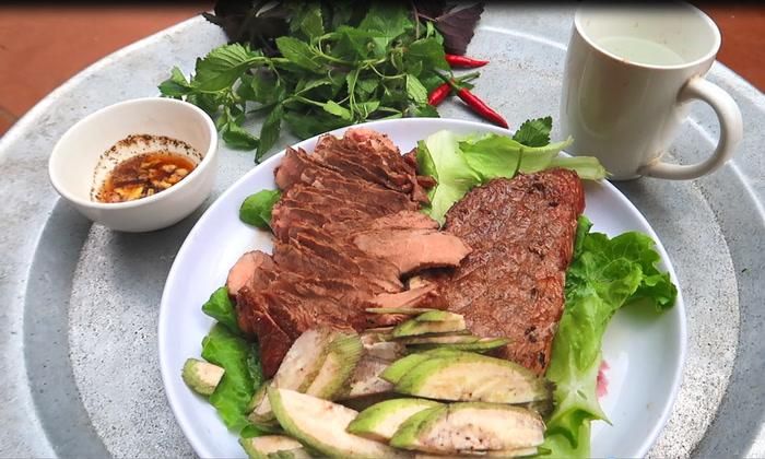 Món bò tái kiến đốt. Ảnh: Đại Đoàn Kết