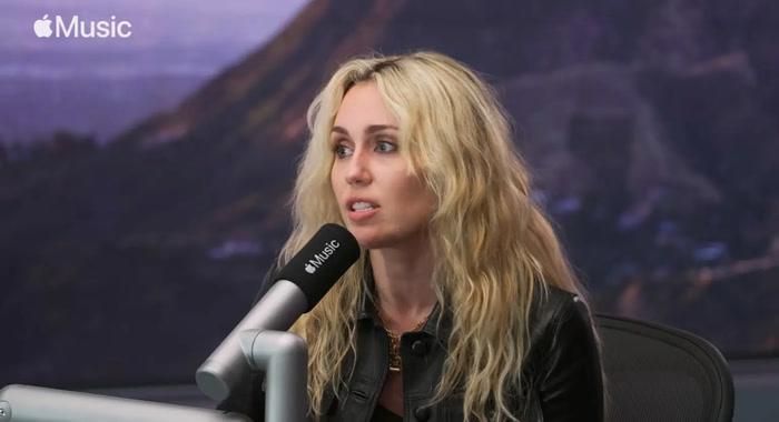 Miley Cyrus trong cuộc phỏng vấn mới với Zane Lowe của Apple Music mới đây.