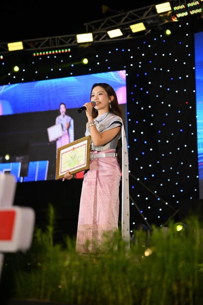Điều khiến Phương Mỹ Chi đặc biệt hạnh phúc là tình yêu dành cho văn hóa không còn chỉ được thể hiện qua những lượt xem hay chia sẻ trên mạng xã hội. 
