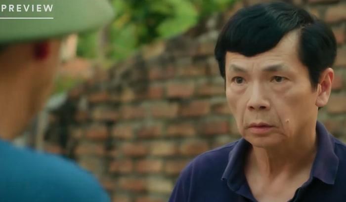 Quốc xuất hiện tại nhà ông Khiêm cùng con trai và làm ầm lên, cho rằng Minh đã gây tai nạn cho bé Voi rồi bỏ đi.