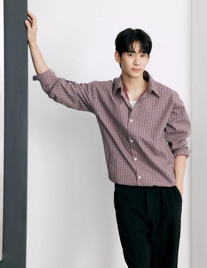 Trước khi trở lại sân khấu trong nước, Kim Soo Hyun đã có động thái tái xuất tại thị trường quốc tế.