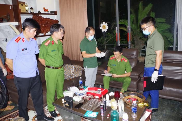 Cơ quan Công an thi hành Lệnh khám xét khẩn cấp nơi ở của đối tượng “Đức Cộng”.  Ảnh: Trang TTĐT Bộ Công an