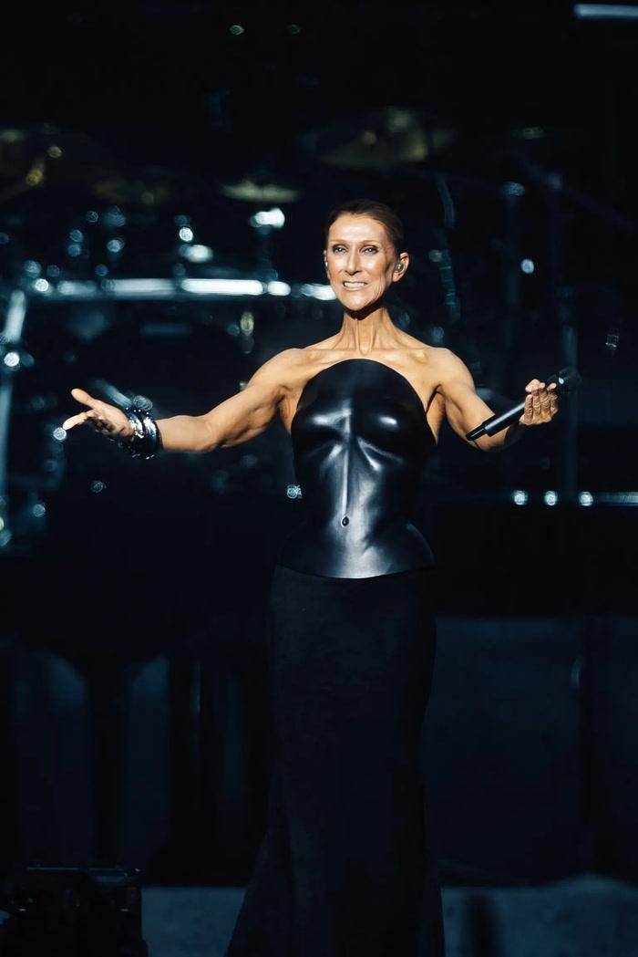 Céline Dion bắt đầu chuỗi 26 buổi diễn từ ngày 12/9, đánh dấu lần đầu tiên nữ ca sĩ trở lại sân khấu sau 6 năm. 