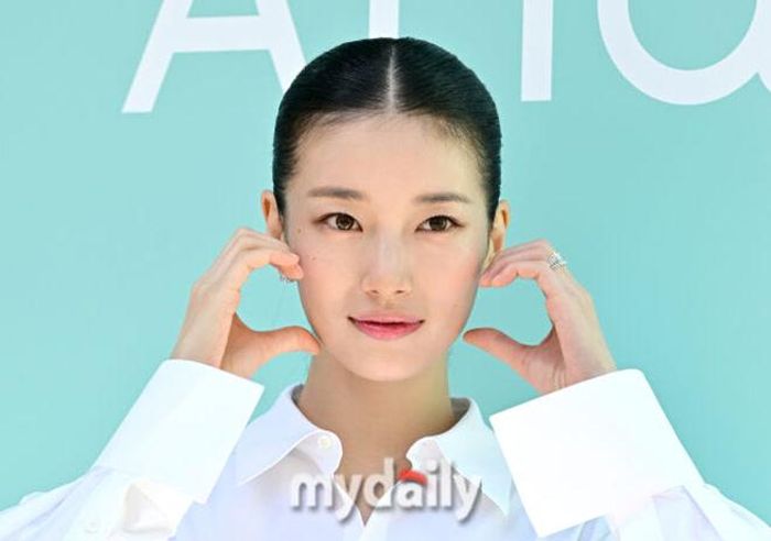 Suzy tiếp tục khiến công chúng trầm trồ với diện mạo thanh thoát, nổi bật.