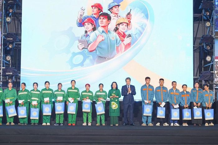 Nhiều phần quà ý nghĩa đã được trao tặng cho công nhân lao động để động viên tinh thần. Ảnh: Đàm Thanh