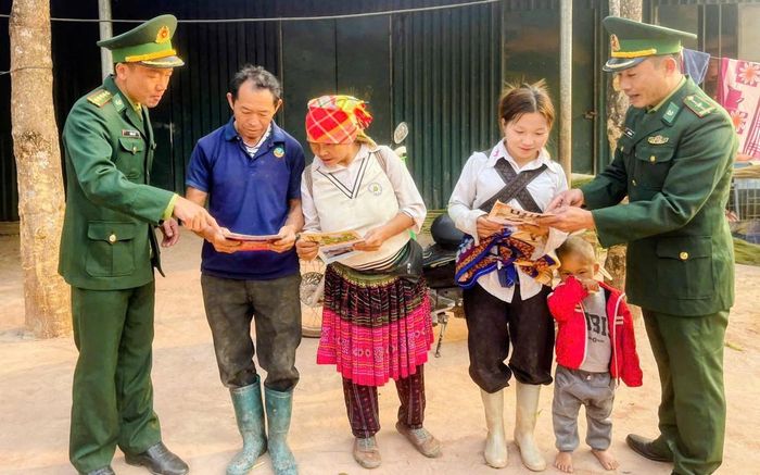 Thiếu tá Sùng A Lờ (bìa trái) cùng đồng đội tuyên truyền pháp luật cho người dân
