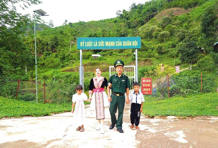 Thiếu tá Sùng A Lờ cùng đồng đội tuyên truyền pháp luật cho người dân