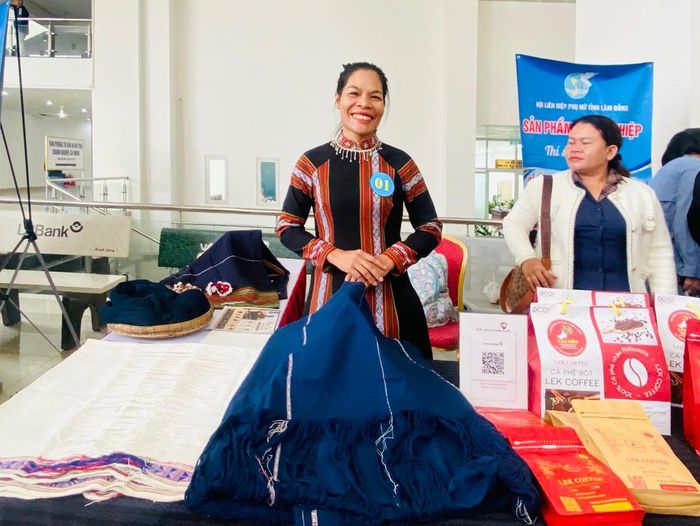 Chị Ka Nhuỵ giới thiệu sản phẩm khởi nghiệp tại Cuộc thi “Phụ nữ khởi nghiệp sáng tạo - kết nối số, phát triển xanh” tỉnh Lâm Đồng năm 2026