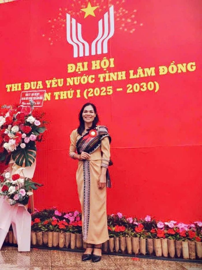 Chị Ka Nhuỵ (thôn Đạ RLơm, xã Bảo Lâm 3, Lâm Đồng) khéo léo kết hợp thổ cẩm với trang phục đời thường để tôn vinh vẻ đẹp truyền thống