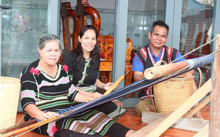 Chị Ka Nhuỵ luôn ấp ủ đưa sản phẩm thổ cẩm của người Cơ Ho đi xa và tiếp tục giữ gìn bởi thế hệ trẻ
