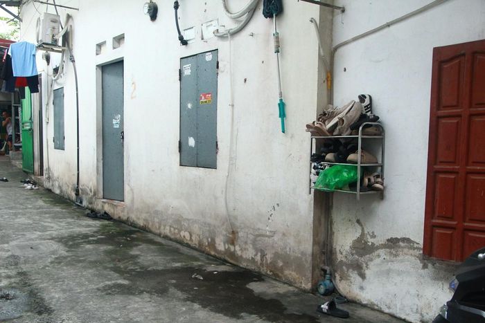 Dãy phòng trọ chật hẹp, ẩm thấp là lựa chọn đa số của công nhân.