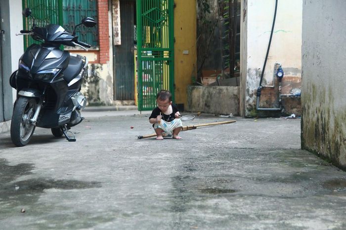 Trẻ không có không gian khi vui chơi, học tập tại các dãy phòng trọ.